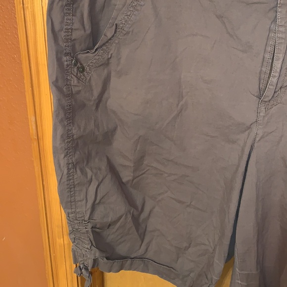 Brown khaki shorts - Picture 2 of 5